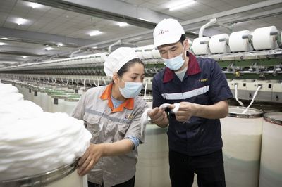 從農民變成企業(yè)管理者,看艾山江&middot;阿布都拉一家--小康路上幸福長